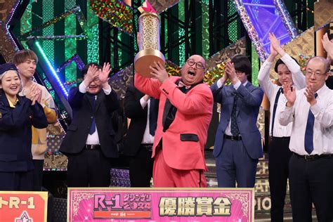 【r―1】優勝の街裏ぴんくを事務所の先輩・片桐仁が祝福 スポーツ報知