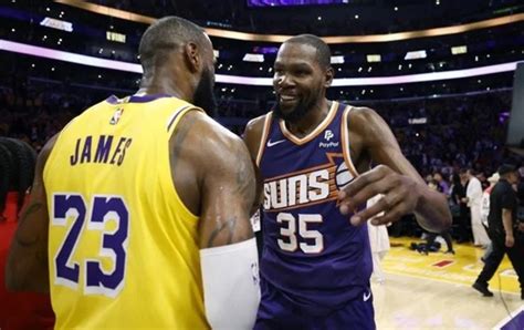 Kevin Durant E Lebron James Est O No Centro De Calorosa Pol Mica