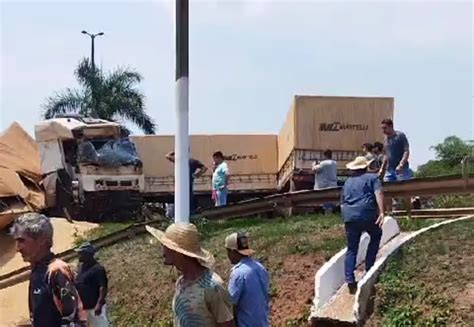 VEJA VÍDEO Caminhoneiro morre após colisão frontal entre carretas na