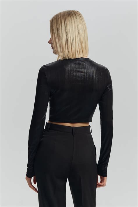 Лонгслив укороченный с блестящим покрытием — купить за 999 ₽ | Mollis