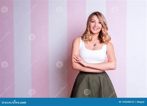 Femme Blonde Naturelle Mignonne Souriant Avec Les Dents Blanches Parfaites Et La Peau