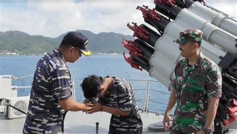 Kapal Perang TNI AL Selamatkan Seorang Pria Terombang Ambing Di Laut