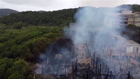 Imagens aéreas de drone mostram destruição no Warung Beach Club após