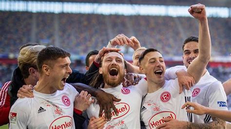 2 Bundesliga Fortuna Düsseldorf Mit Bayern Seitenhieb Auf Twitter