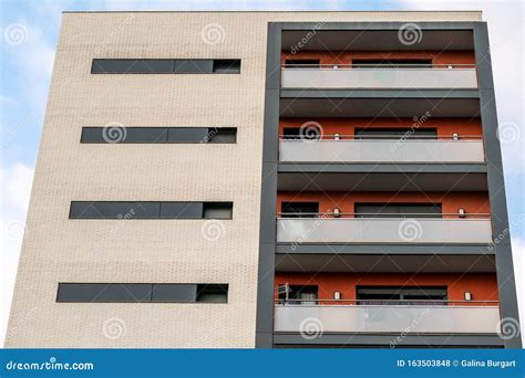 Vista Desde Abajo Sobre El Nuevo Edificio Moderno De Apartamentos Foto