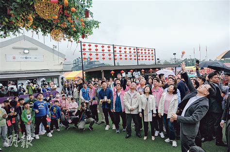 Emily李家超林村同長者食盆菜 寶牒一拋即中 明報加東版 多倫多 Ming Pao Canada Toronto