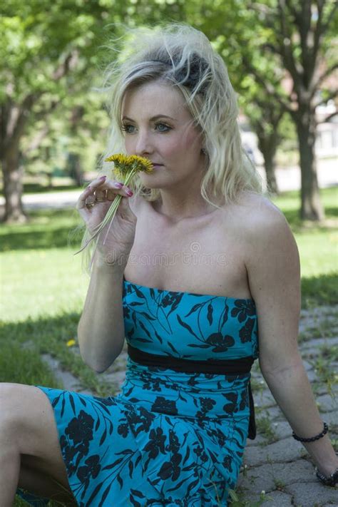 Jeune Femme Blonde Heureuse Tenant Le Talon Haut Noir Photo Stock Image Du Attrayant