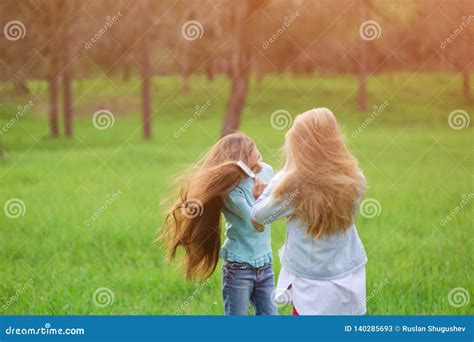 Twee Mooie Bruine Haren En Blonde Meisjes Kam Haar Met Haarborstel Buiten In Park Met Copyspace