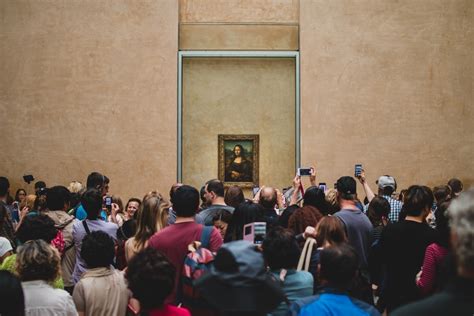 Paris au Louvre interpellé tout nu devant la Joconde