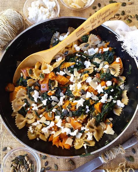 Pasta integral de espelta cremosa con calabaza espinacas y requesón