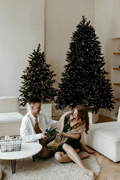 Lindo Casal Jovem Trocando Presentes De Natal Em Casa Em Uma Sala