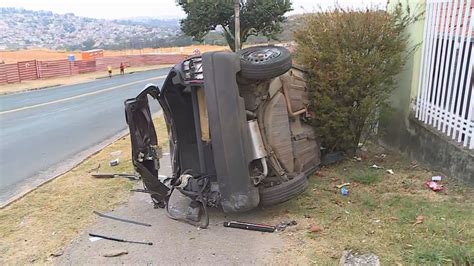 Motorista fica ferido após carro bater em muro de casa e capotar no