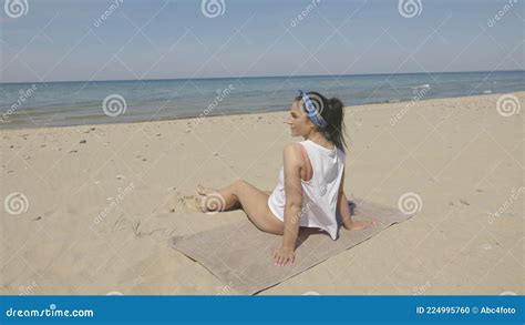 Mulher Em Bikini Deitada E Soltando Na Praia Filme V Deo De Lifestyle Postura