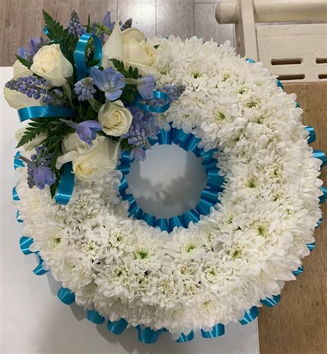 Based wreath farewell tribute – Berryfields florist