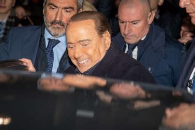 Italia Silvio Berlusconi Dimesso Dalla Terapia Intensiva