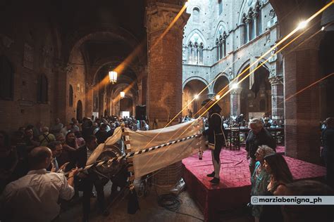 La Presentazione Del Drappellone Del Palio Di Agosto La Gallery