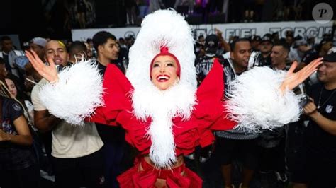 Ho ho ho no samba Sabrina Sato surge roupa extravagante de Mamãe