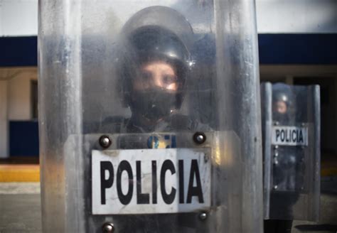 Este uniforme no es lo que piensan las policías que vigilan las