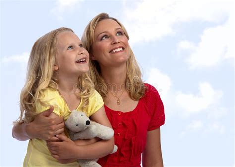 Glückliche Blonde Mutter Und Tochter Oben Schaut Stockbild Bild von nett tochter