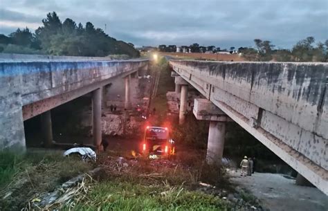 Nibus Da Via O Umuarama Sai De Pista Em Ponte Na Br E Quatro