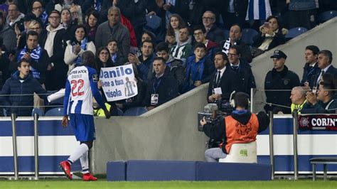 Danilo Volta A Realizar Tratamento Ao Tornozelo E Falha Treino Do Fc