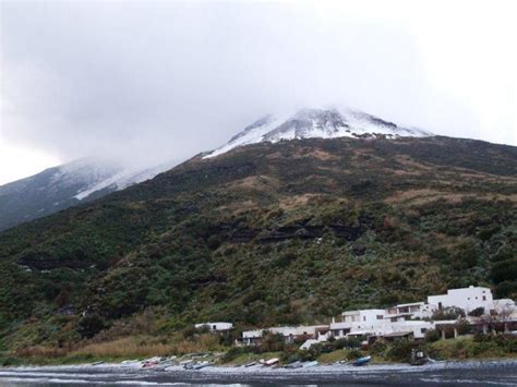 Nevica Anche Alle Isole Eolie Si Imbiancano Salina E Stromboli La