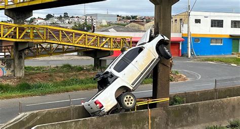 Caminhonete Fica Presa Entre Mureta E Passarela E Motorista Morre Na Br