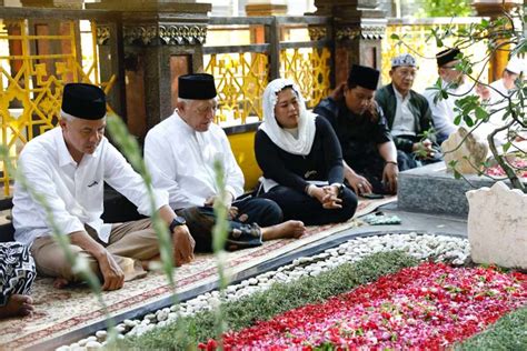 Ganjar Pranowo Bersama Yenny Wahid Ziarah Ke Makam Gus Dur Dan Hasyim