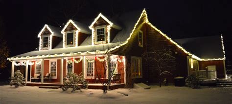 White Or Colored Christmas Lights On House - Delgado Amber