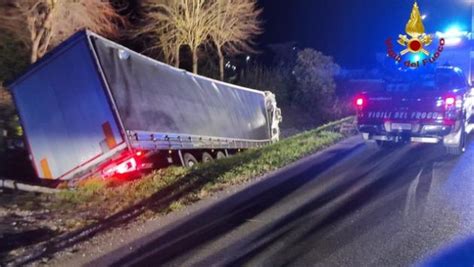 Incidente Mortale In Veneto Tir Esce Di Strada Un Paletto Entra Nella