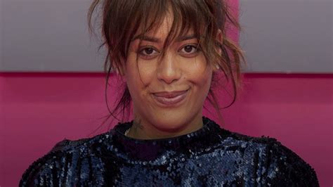 Amel Bent la chanteuse dévoile ses 2 plus gros défauts et sénerve en