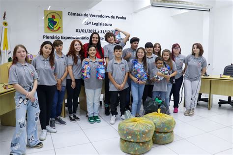 Câmara mirim realiza entrega de tampinhas plásticas para a Adote Penha