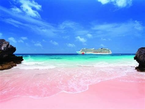 Which beach has pink sand in bermuda