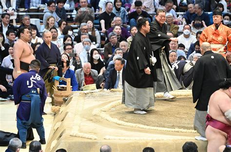 関脇霧馬山、大逆転で初優勝 大栄翔に本割・優勝決定戦で連勝 自力で初の賜杯手に 大相撲写真ニュース 日刊スポーツ