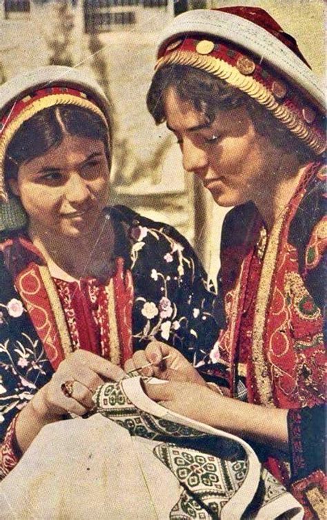 A thread On the Art of Palestinian Embroidery– Inaash