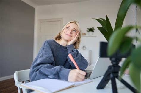 Portrait D Une Jeune Blogueuse De Style De Vie Qui Enregistre Une Vid O