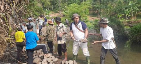 Atasi Kekeringan Warga Desa Cibadak Cianjur Bangun Tanggul Aliri