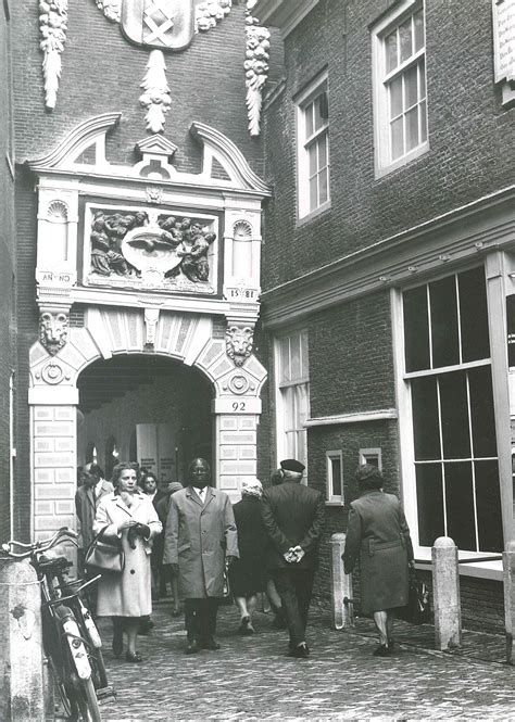 Zie hier de ingang van het Amsterdam Museum in 1971. Behalve de kleding
