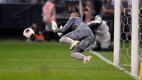 Goleiro do Ituano garante vitória nos pênaltis contra o Corinthians e