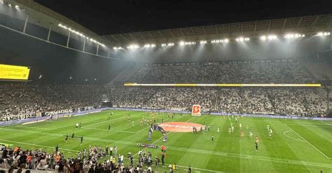 Torcida Do Corinthians Arrecada Mais De R 100 Mil Em Cinco Minutos Em