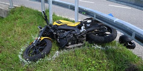 Niederglatt Sg J Hrige Motorradlenkerin Bei Sturz Verletzt