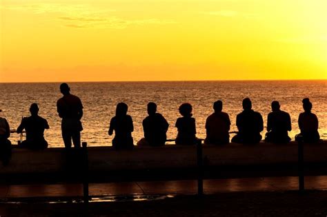 Silueta De Personas Viendo La Puesta De Sol En La Playa De Rio Vermelho