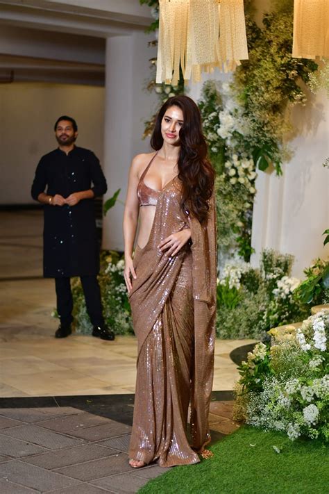 Two Ways To Wear A Saree - Demo By Rekha And Disha Patani At Manish ...