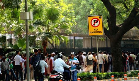 People wait in a long queue to exchange their Rs 2000 notes at Reserve ...