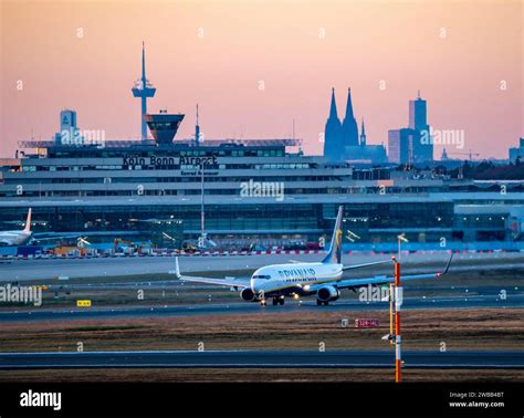 Ryanair Boeing Bei Der Landung Auf Dem Flughafen K Ln Bonn Nrw