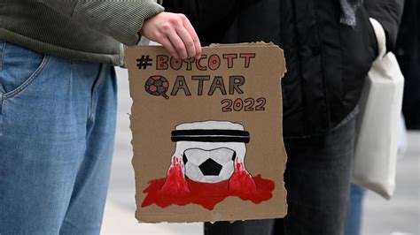 Fu Ball Wm Boycott Qatar Kundgebung In K Ln Mit Rund