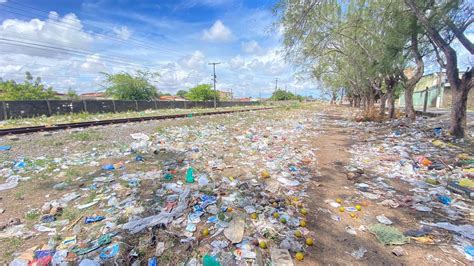 Lixo Acumulado Próximo A Linha Férrea Causa Transtornos A Moradores Na