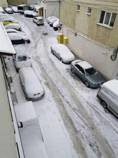 De Automobile Avariate De Copaci Situa Ia Traficului N Bucure Ti