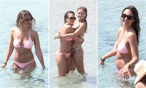 Jessica Alba 43 Dons Pink Bikini To Splash Around Private Beach With Daughter Honor 16