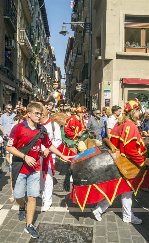 Reuzen En Grote Hoofden In Bilbao Redactionele Stock Afbeelding Image